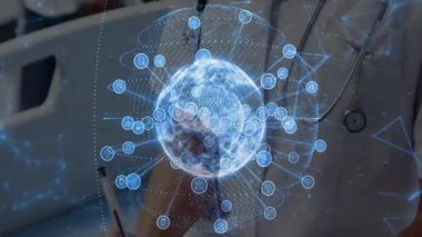 Klinikte holografik kürenin arkasında duran steteskoplu bir doktor sağlık teknolojisi ikonları sergiliyor. Gelecekçi, yenilikçi, sağlık, tıbbi, dijital, teknoloji, profesyonel