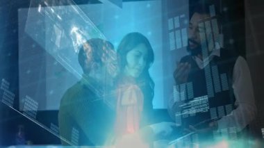 Bilgisayar projeksiyon kodu ve veri grafikleriyle birlikte 3D kürede iş birliği yapan teknoloji ekibi. Yenilik, takım çalışması, fütüristik, dijital, veri, işbirliği, analiz