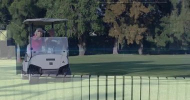 Golf arabası kullanan yaşlı golfçüler, animasyon teknolojisi grafikleri ve veri örtülerini gösteriyorlar. Açık hava, rahatlama, rahatlama, manzara, dinlenme, aktivite, yaşam tarzı.