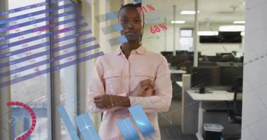 İş kadını açık ofis ortamında AR pasta grafikleri ve şamdan finans grafikleri kullanıyor. Şirket, teknoloji, fütüristik, veri görselleştirme, profesyonel, yenilik, dijital