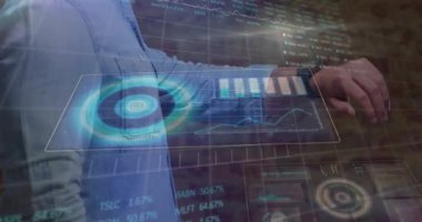 Adam, teknoloji ofisinde uçan holografik çizelgeler sergilerken ukala ile etkileşime giriyor. Gelecekçi, yenilikçi, bağlantı, dijital, teknoloji, çalışma alanı, modern