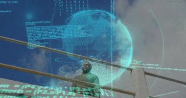 Çatıdaki balkonda duran bir adam korkulukların arkasında dijital holografik küreyi ve kodu sergiliyor. Gelecekçi, kentsel, teknoloji, yenilik, modern, dijital, ufuk çizgisi