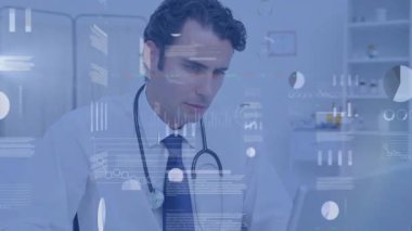 Doktor, bilgisayardaki klinik verileri, sağlık teknolojisindeki çizelgelerle analiz ediyor. Tıbbi, teknoloji, yenilik, dijital, analiz, profesyonellik, sağlık