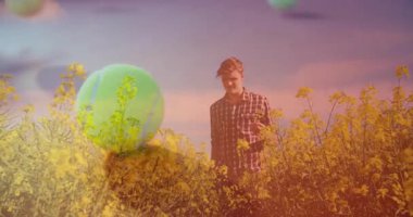 Kırsal alanda çiçek tutan adam, pazarlama tasarımı için sürreal tenis topu örtüsü sergiliyor. Doğa, manzara, gerçeküstü, pastoral, canlı, organik, sanatsal