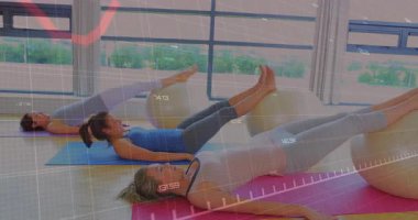 fitness stüdyosunda denge topları üzerinde kalça köprüleri yapan üç kadın animasyon ölçümleri gösteriyor. Zenginlik, güç, esneklik, denge, rahatlama, uyum, modern
