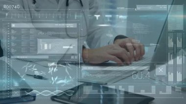 Doktor, tıp bürosunda dizüstü bilgisayarda animasyon çizelgeleri, DNA sarmalları ve dalga boyu örtüleriyle yazı yazıyor. Tıbbi, teknoloji, yenilik, dijital, sağlık, analiz, fütüristik