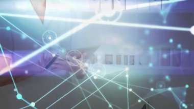 Klinik laboratuvarında tablet üzerinde çalışan kadın bir bilim adamı, parlak düğümlerle verileri görselleştiriyor. Araştırma, yenilik, teknoloji, bilim, analiz, sağlık hizmetleri, modern