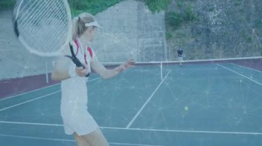Kadın tenis kortunda raket sallıyor, hareketli top sahası ve spor istatistikleri gösteriyor. Atletik, yarışma, antrenman, spor, aksiyon, yaz, fitness