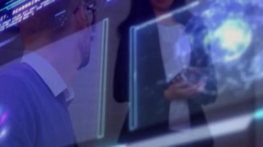 Holografik çizelgeleri gören bir adam ve iş yerinde dönen dünyanın yanında tablet tutan bir kadın. Teknoloji, yenilik, veri, işbirliği, dijital, fütürist, analitik