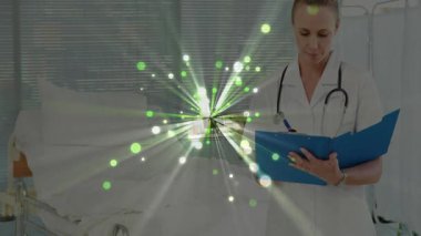 Hastane yatağının yanındaki hasta notlarını inceleyen kadın hemşire yeşil dijital ışık demetleri sergiliyor. Tıbbi, sağlık, klinik, teşhis, profesyonellik, hasta bakımı, fütüristik