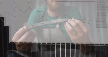 Teknik atölyedeki metal parçalarını inceleyen teknisyen çizgi grafikleri ve bar çizelgeleri gösteriyor. Sanayi, zanaat, analitik, imalat, mühendislik, kesinlik, veri görselleştirme