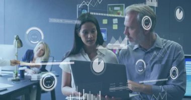 İş ekibi, sarı klasörleri ve dizüstü bilgisayarların holografik çizelgelerini inceleyerek masa etrafında iş birliği yapıyor. Şirket, takım çalışması, yenilik, veri, dijital, profesyonel, ofis