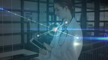 Hastane koridorunda steteskopla tableti tıkırdatan kadın doktor, ağ veri düğümlerini örtüyor. Tıbbi, teknoloji, fütüristik, profesyonel, bağlantı, sağlık, dijital