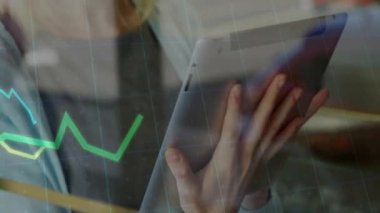 Pencerenin yanında tablet tutan kadın, iş verilerini animasyon yeşil çizgi grafikleriyle analiz ediyor. Teknoloji, analitik, kentsel, profesyonel, dijital, yenilik, çalışma alanı