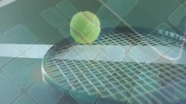 Üç boyutlu tenis raketleri yakın plan çekimde yüzen toplar ve elmas şebeke kaplamalarıyla canlandırılıyor. Spor, eğlence, rekabetçi, dinamik, modern, canlı, görsellik