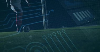 Erkek futbolcu gece sahasında duruyor, kale direğinin üzerinde holografik spor analizlerini gösteriyor. Atletik, geleceksel, teknoloji, açık hava, rekabet, strateji, hassasiyet