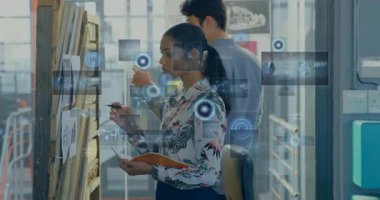 Dizin kalemi tutan kadın tasarımcı, tasarım ofisinde yüzen teknik çizimleri gözden geçiriyor. Yaratıcı, işbirliği, yenilik, modern, çalışma alanı, beyin fırtınası, teknoloji