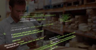 Dağıtım merkezinde tablet ve akıllı telefon kullanan depo çalışanları yüzen kod örtülerini gösteriyor. Lojistik, envanter, teknoloji, sanayi, işbirliği, verimlilik, veri