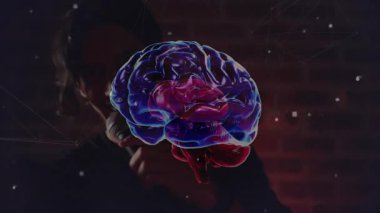 Erkek araştırmacı, laboratuvarda çenesini kaldırıyor, holografik beyinli akıllı zeka ikonlarını inceliyor. Fütüristik, teknoloji, yenilik, nörobilim, dijital, ağ, veri