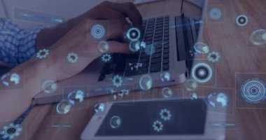 Bilgisayar veri analisti, tahta masadaki dizüstü bilgisayarda hologram dünya haritası ve çizelgeleri gösteriyor. Teknoloji, yenilik, çalışma alanı, fütürizm, analitik, dijital, üretkenlik