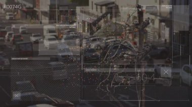 Elektrik direği, güneş patlaması merceklerinin altında holografik üstüste konan kabloları ve sensör kutusunu gösteriyor. Teknoloji, altyapı, bağlantı, fütürizm, kentsel, yenilik, dijital