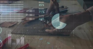 Erkek üretici modelini yedek kulübesinde ayarlıyor, animasyon veri örtülerini gösteriyor ve teknoloji için ölçümleri test ediyor. El işi, hobi, atölye, kesinlik, yenilik, işçilik, mühendislik