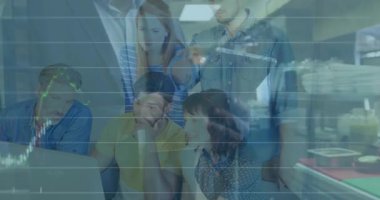 Monitör etrafında işbirliği yapan yedi profesyonel,% 5.72 'lik etiketle finans tablosu örtüşüyor. İşbirliği, takım çalışması, dijital, modern, iş dünyası, analitik, strateji