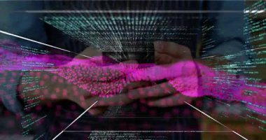 Teknoloji sahnesinde elinde akıllı telefon olan bir adam yeşil kod ve pembe dalga formu gösteriyor. Teknoloji, veri, siber güvenlik, dijital, yenilik, programlama, modern