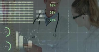 Muayene odasındaki tıbbi verileri inceleyen iki doktor pasta tabloları, bar grafikleri, omurga modelleri. Tıbbi, analitik, profesyonel, teşhis, sağlık, veri görselleştirme, klinik