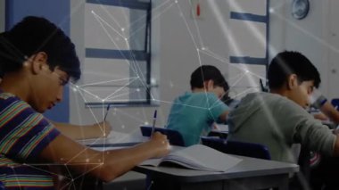 Sınıf arkadaşları eğitim sıralarında yazı yazarken, dijital ağ bağlantı düğümlerini gösterirler. Öğrenim, okur yazarlık, eğitim, teknoloji, işbirliği, konsantrasyon, yenilik