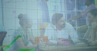 Masanın etrafında iş birliği yapan iş ekibi tablet ve dizüstü bilgisayarlarla animasyon şeması sergiliyor. İşbirliği, takım çalışması, strateji, yenilik, üretkenlik, modern, profesyonel