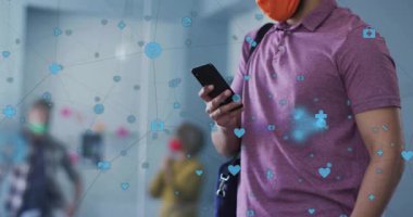 Tıbbi koridorda akıllı telefondan konuşan bir adam, olay yerinde dolaşan dijital sağlık ikonları. Sağlık, teknoloji, teletıp, modern, profesyonel, iletişim, yenilik