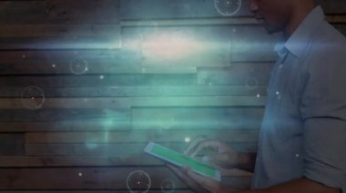 Teknoloji ofisinde parlayan holografik çizelgelerle tablet tıklatan bir adam. Gelecekçi, yenilikçi, dijital, çalışma alanı, soyut, arayüz, profesyonellik