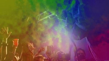 Müzik konserinde canlı ışık ve notalarla mikrofona şarkı söyleyen erkek sanatçı. Konser, gece hayatı, sahne, eğlence, enerji, dinleyici, enerji