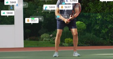 Sahada tenis oynayan kıdemli bir adam, pazarlama ölçütlerini ve sosyal simgeleri vurguluyor. Atletik, açık hava, spor, aktivite, boş zaman, modern, canlı
