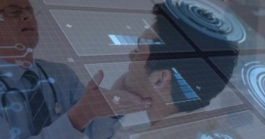 Kıdemli doktor, holografik tıbbi çizelgeler ve grafik şeması gösteren hastanın boğazını inceliyor. Tıbbi, tanı, teknoloji, sağlık, yenilikçi, analiz, klinik