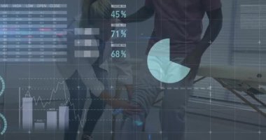 Erkek ve kadın meslektaşlar finans toplantısında işbirliği yapıyor, yüzen turta grafiklerini inceliyorlar. Şirket, analitik, fütüristik, takım çalışması, profesyonel, teknoloji, yenilik