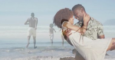 Romantik çift, canlandırılmış kalp ikonu ve iş grafiğiyle plajda yükselip kucaklaşıyorlar. Romantizm, birliktelik, açık hava, canlı, neşeli, aile, bağ