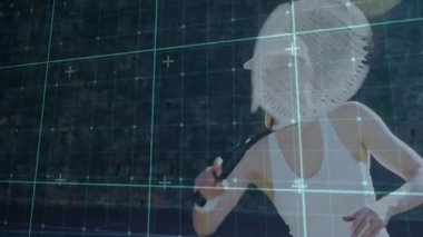 Bayan tenisçi dışarıda raket sallıyor, spor teknolojisi şebeke örtüsünü gösteriyor. Atletik, fitness, modern, teknoloji, aktif, spor, açık hava