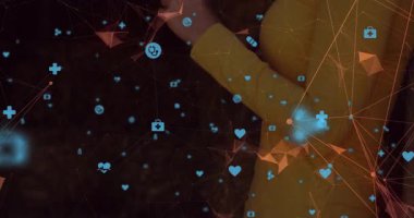 Hardallı bluz giyen kadın turuncu ağ çizgileri üzerinden sağlık simgeleriyle etkileşimde bulunuyor. Dijital, teknoloji, bağlantı, sağlık, yenilik, arayüz, iletişim