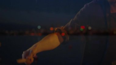 Rıhtıma bakan ufuk çizgisini ve düşünceli portreyi animasyon iş veri grafikleriyle harmanlayan adam. Şehir manzarası, yansıma, yalnızlık, içgözlem, modern, kentsel, sükunet