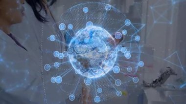 Teknoloji laboratuvarında tableti inceleyen iki bilim adamı, yüzen simgelerle holografik veri küresi yansıtıyorlar. Yenilik, teknoloji, işbirliği, araştırma, fütüristik, dijital, bilim