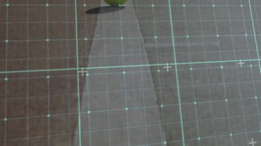 Tenis topu saha çizgisinde dinlenirken turkuaz şebeke de saha ayarlarını örtüyor. Spor, eğlence, dijital, teknoloji, açık hava, ekipman, canlı