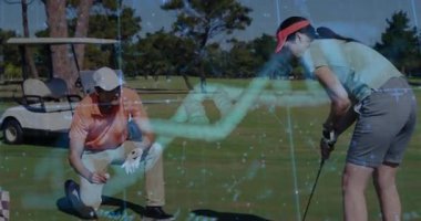 Golf koçu, öğrenciye DNA sarmalları ve ölçümleri de içeren teknolojiyle yeşile boyama talimatı veriyor. Atletizm, koçluk, analitik, açık hava, hassasiyet, eğitim, modern