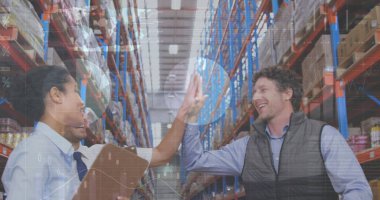 Üç farklı depo çalışanının mali veri işleme görüntüsü. küresel gönderim, dağıtım, iş, veri işleme ve teknoloji konsepti dijital olarak oluşturuldu.