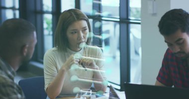 Çeşitli iş adamlarının üzerinde DNA izi var. küresel iş, teknoloji ve dijital arayüz kavramı dijital olarak oluşturulmuş görüntü.