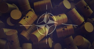 Fıçıların üzerinde radyoaktif sembolle NATO bayrağı resmi. Ukrayna krizi ve uluslararası politika kavramı dijital olarak oluşturuldu.