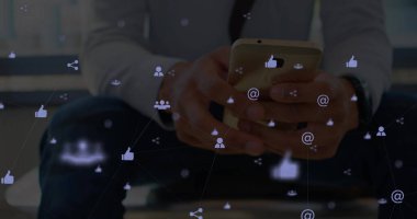 Akıllı telefon kullanan Kafkas iş adamının elleri üzerinden bağlantı ağı görüntüsü. küresel iş, ağ, bağlantılar ve teknoloji konsepti dijital olarak oluşturulmuş görüntü.