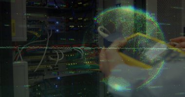 Bilgisayar sunucu odasındaki bir mühendisin orta bölümündeki veri işleme ve küreye karşı. küresel ağ ve siber güvenlik teknolojisi kavramı