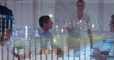 Beyaz bir kadının ofisindeki toplantı odasında sunum yapması hakkında istatistiksel veri işleme. iş verileri ve analitik teknoloji kavramı